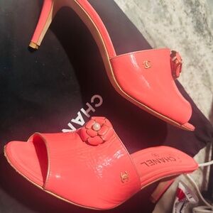 CHANEL CORAL COLORED PEARL ACCENT PUMP SANDALS SIZE 9
